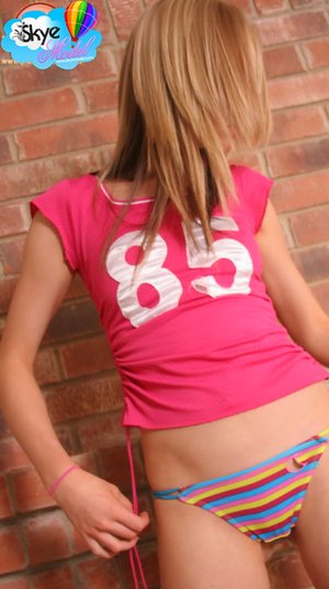 Skye Model offers a free xxx photo gallery with Skye Model showing hot shape