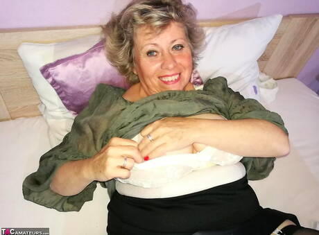 TAC Amateurs offers a free xxx photo gallery with Caro in toying twat porn scene